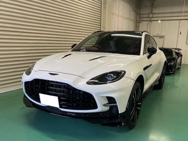 アストンマーティン　DBX