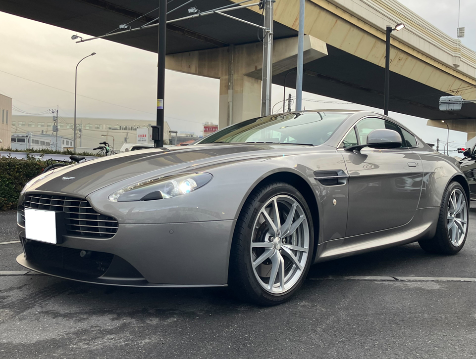 アストンマーティン　V8ヴァンテージ