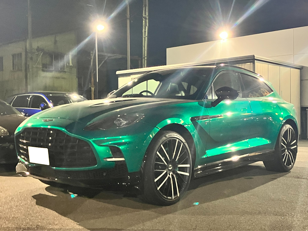 アストンマーティン　DBX